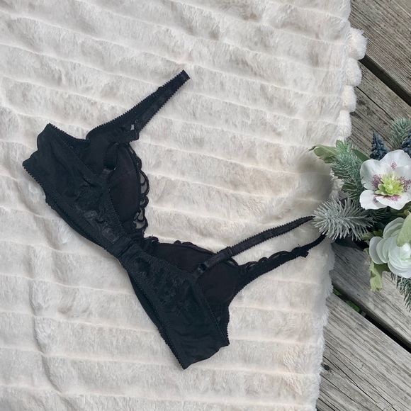 VICTORIA’S SECRET BRA 🌸 - Picture 2 of 5